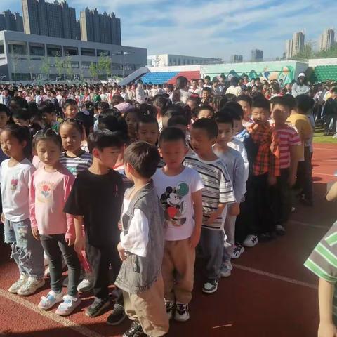 振兴路小学一年级3班“防踩踏”应急疏散演练