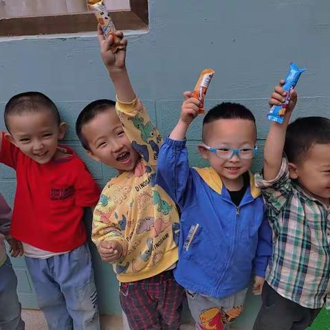 太阳冉冉升起，清风柔柔吹起。花儿伸伸懒腰，喜鹊唧唧鸣唱。当你睁开眼睛时，小四班的美好送给你。