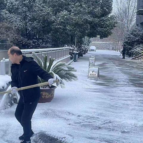 小年大雪纷飞扬，物业员工扫雪忙