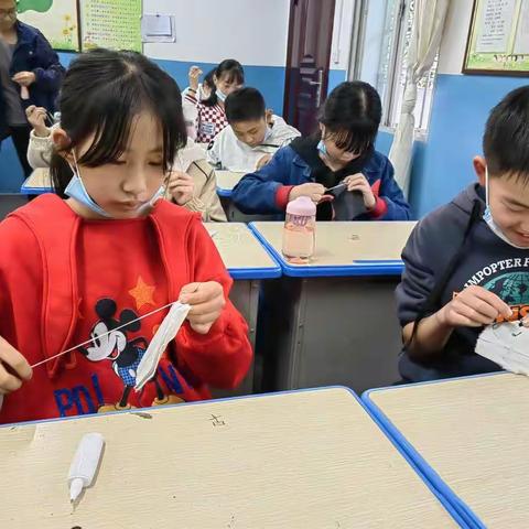 一针一线打基础，小小纽扣传真情——高峰镇和平小学缝扣子技能展示