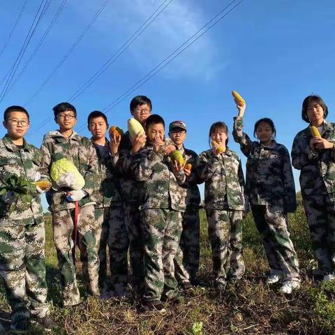 八年三班一组秋收的喜悦