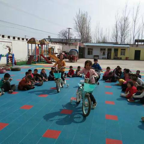 中许幼儿园学前班童心童画《我骑自行车》