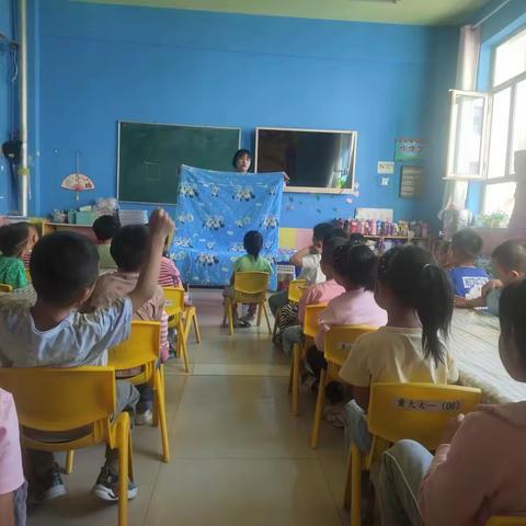 大一班生活技能《叠被子》