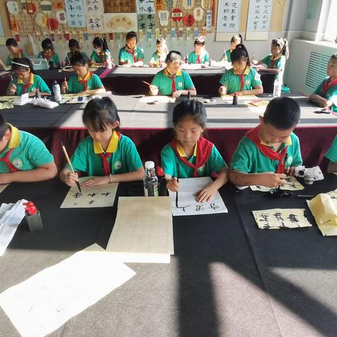 挥毫展风采，翰墨尽飘香—迎小书法社团活动记实