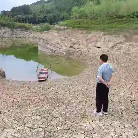 县禁捕办工作人员到九道拐库区实地检查船舶规范管理情况