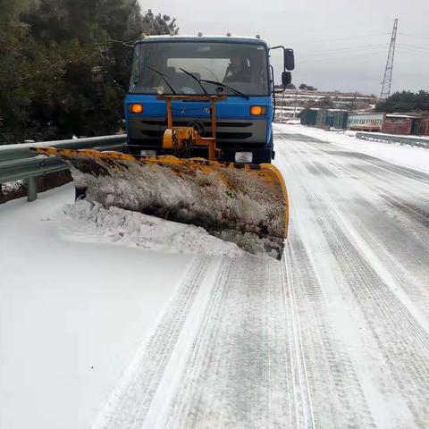 壶关公路段:风雪再度来袭 公路人奋战保畅一线