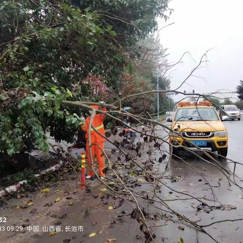 壶关段：国庆假期我在岗 尽职尽责保通畅