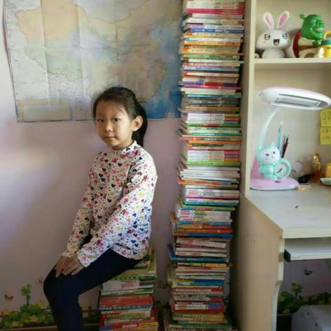 有一座高山叫“书山”，有一条捷径叫“勤奋”。 三年三班 读书我们一直在前进。