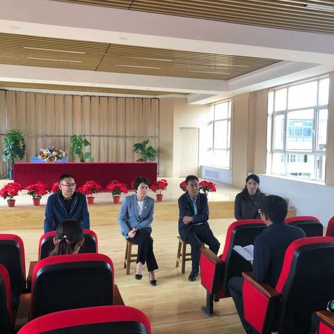 “晨曦细雨育桃李，金秋硕果慰园丁”                ——区委区政府领导慰问新宁路小学教师活动