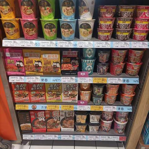 生活广场，劳动店学习陈列商品