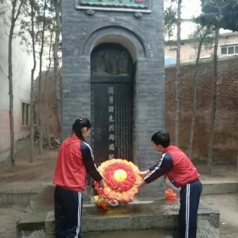 石洞中心校赵庄学校与赵庄支村两委清明祭扫烈士墓