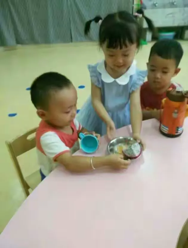 红黄蓝亲子园精英班薛佳欣小朋友毕业留念