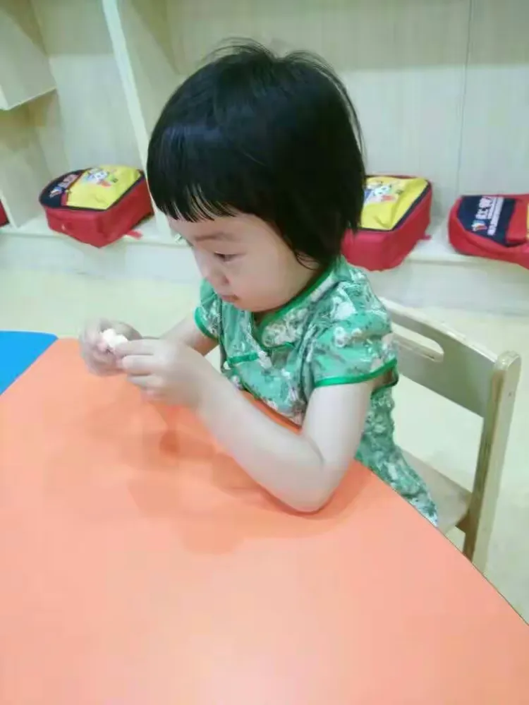 红黄蓝亲子园精英班薛佳欣小朋友毕业留念