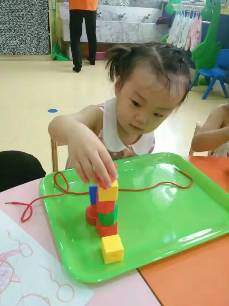 红黄蓝亲子园精英班薛佳欣小朋友毕业留念