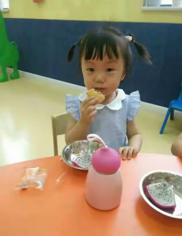 红黄蓝亲子园精英班薛佳欣小朋友毕业留念