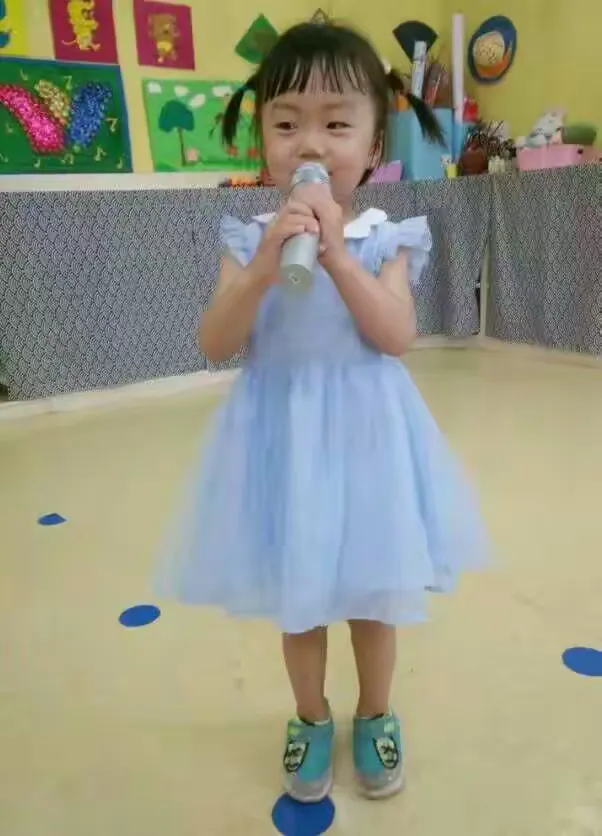 红黄蓝亲子园精英班薛佳欣小朋友毕业留念