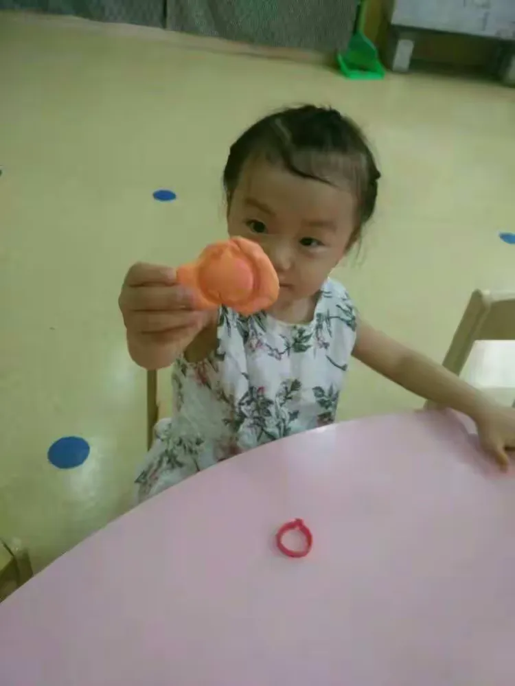 红黄蓝亲子园精英班薛佳欣小朋友毕业留念