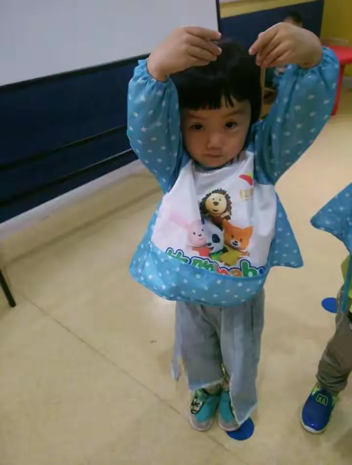 红黄蓝亲子园精英班薛佳欣小朋友毕业留念