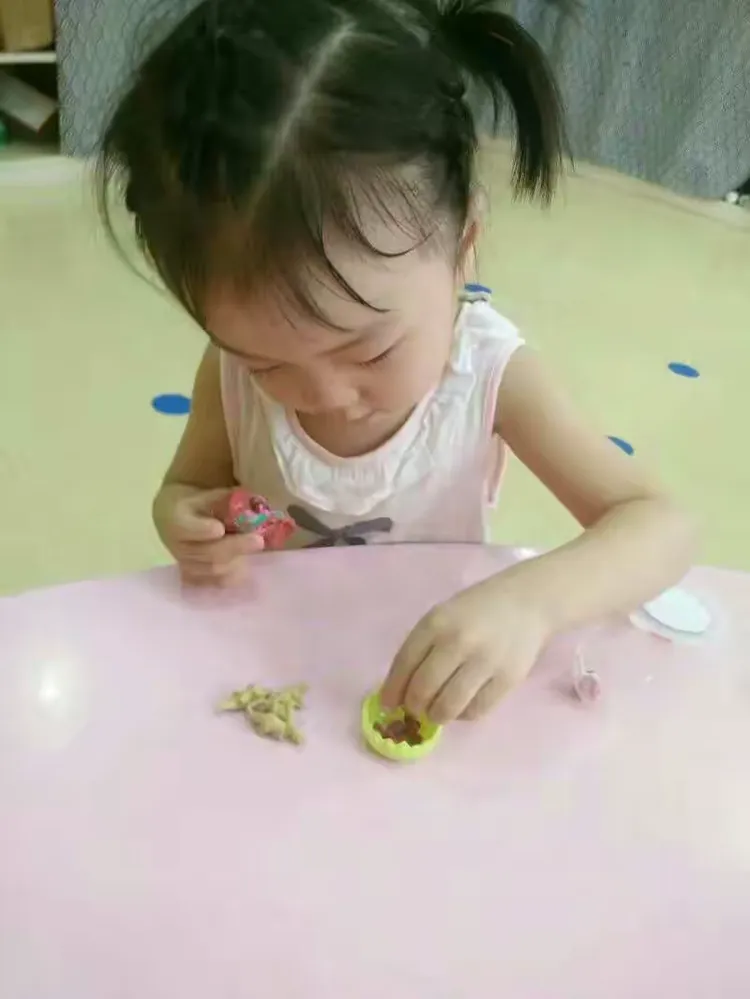 红黄蓝亲子园精英班薛佳欣小朋友毕业留念