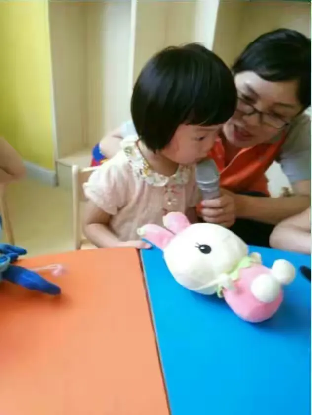 红黄蓝亲子园精英班薛佳欣小朋友毕业留念