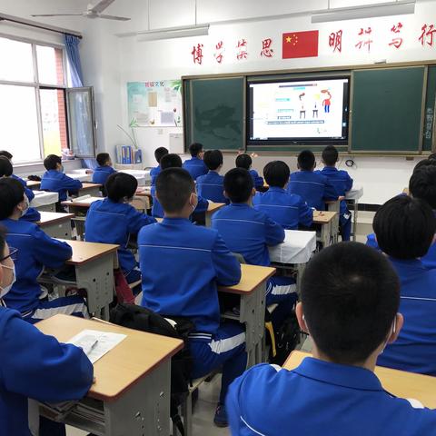 2018级13班  复课第一天，观看防疫视频