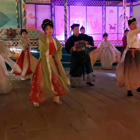 古装夜下舞