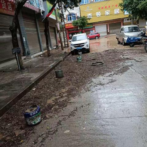 水退环卫工人进，西畴洁城灾后快速行动