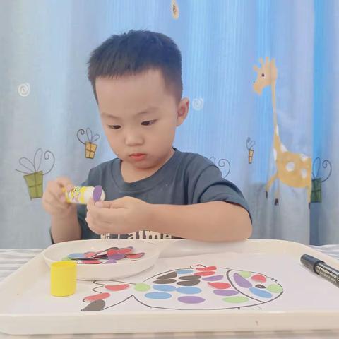 【糖果盒幼儿园❤️小蒙一班】"一叶落🍁天下秋"