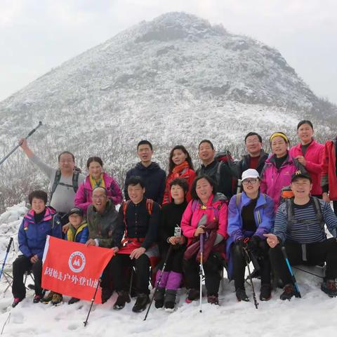 初春踏雪曹家寨，晴空云生大别山