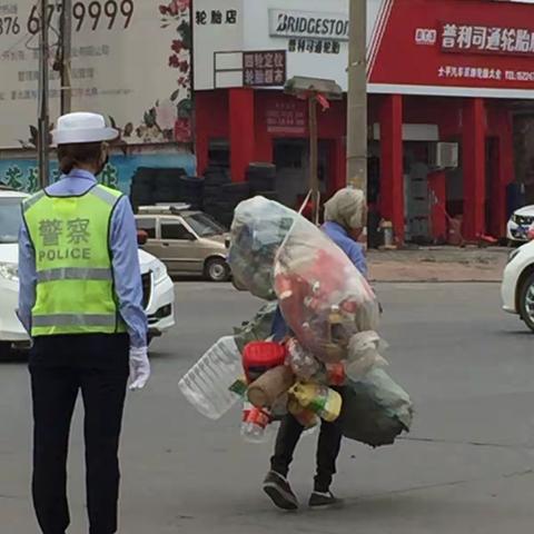 美女交警与拓荒老人