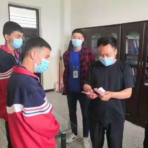 爱心捐助 情洒学生——王焕海先生为四十九团学校九年级（3）班贫困学子献爱心