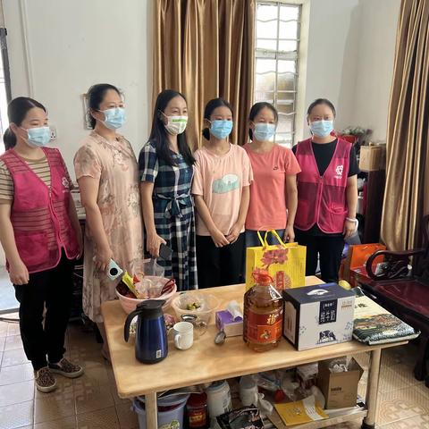 「金秋祝福暖人心」龙岗街道妇联中秋慰问龙岗墟社区困难妇女儿童。