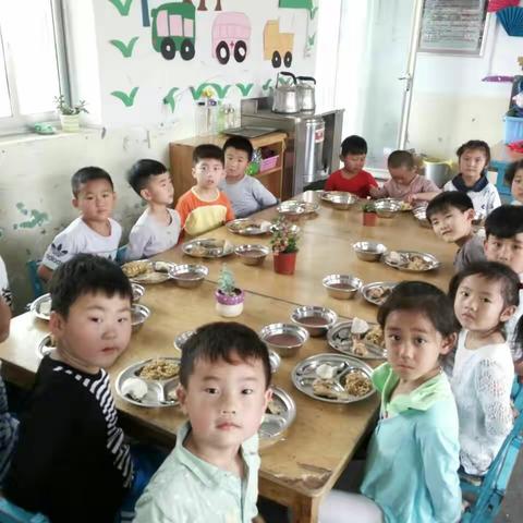 活泼可爱的娃娃们 坛山中心小学幼儿园中四班