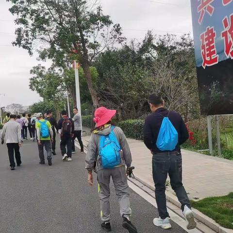 徒步走进废弃公路上的半岭村