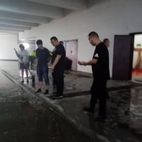 政治合格、作风优良、纪律严明、保障有力——7.10防汛抢险一线的物业设备人