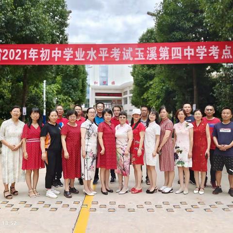 老师红装旗袍送祝福   学子笑靥如花迎中考