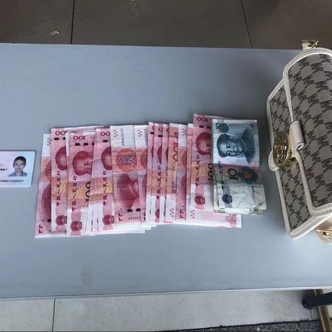 拾金不昧暖人心，小事大爱显本色