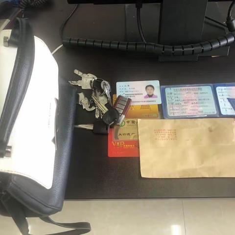 拾金不昧、人间有爱。