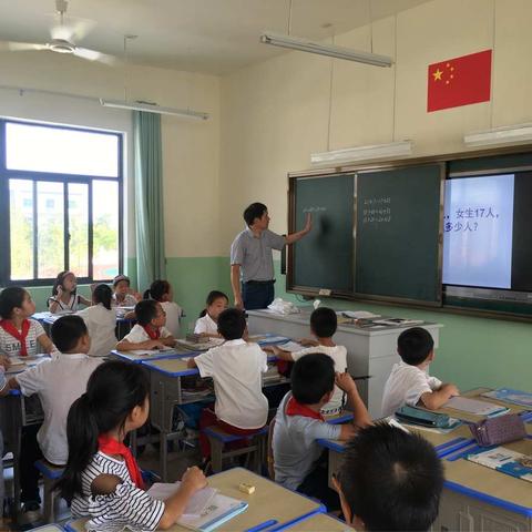 构建数学有效课堂 引领教师专业成长       ------县小学数学90学时课堂教学实践活动掠影