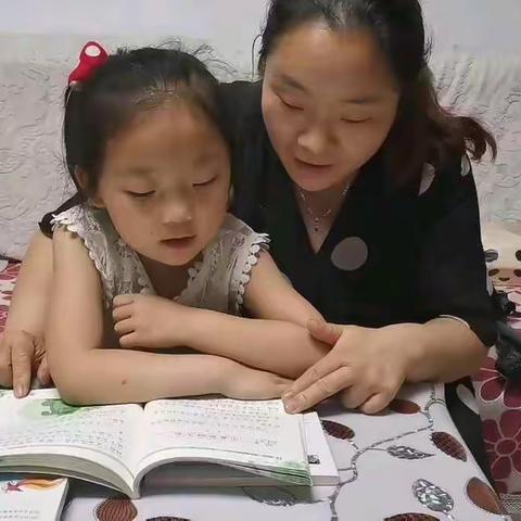 一三班乔昱茜家庭《小黑熊掰玉米》与书陪伴，如沐春风