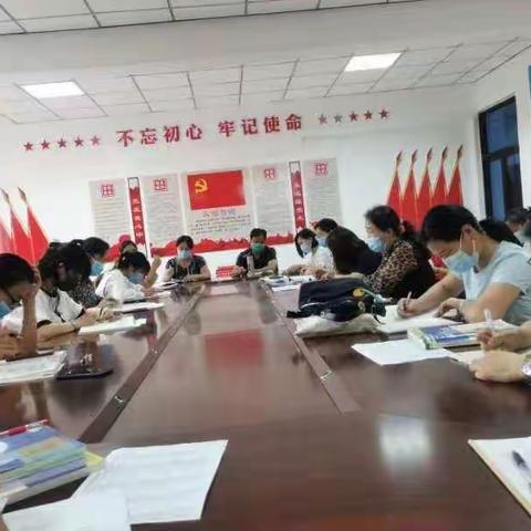 凝心聚力，奋勇直前一一一召开八年级期末质量分析会