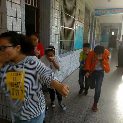 阜阳十中举行逃生演练