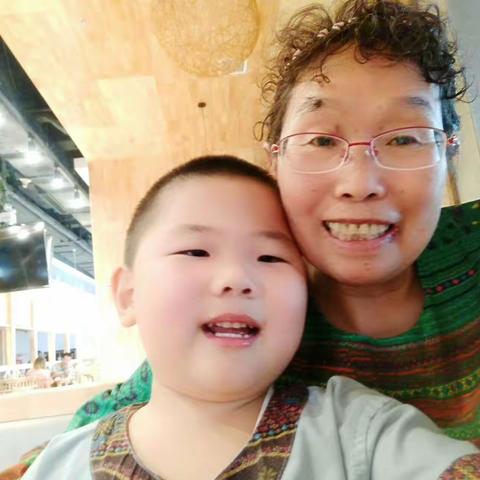 我哄着孙子他逗着我，跟他在一起就是开心快乐💏💏👏👏🌹🌹👯👯