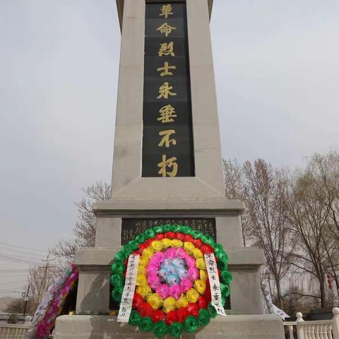 踏先烈足迹，做一个遵纪守法的好少年——记河阴寄宿制学校师生清明祭奠英烈活动