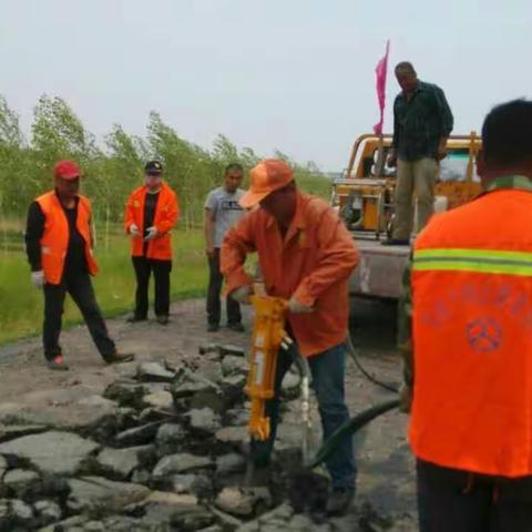明龙路K88——K104路段处治路面坑槽
