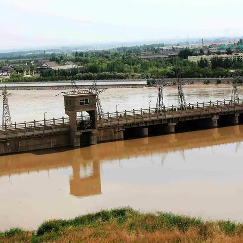 游观青铜峡水电站大坝