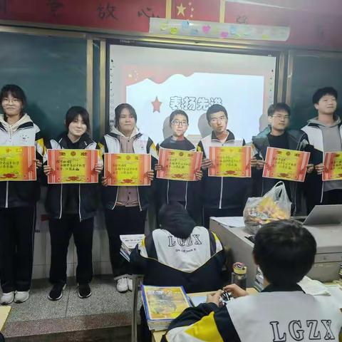 团结 积极 向上 ———蓝光中学高一年级召开主题班会