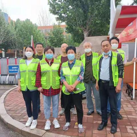 爱心护岗  打造平安校园--幸福街小学五（1）启航中队家长执勤日