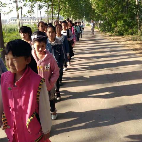 期中考试过后，为了减轻学生的压力，放松学生的心情，增长学生的见识，我校决定前往豫西革命根据地参观。