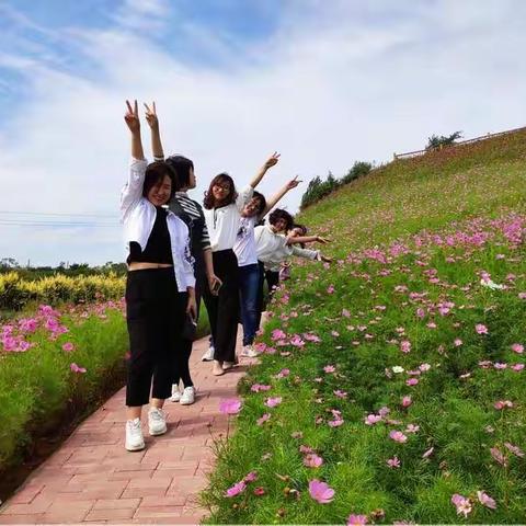 他们像花儿一样——拦马庄中学青年教师迎中秋游园活动
